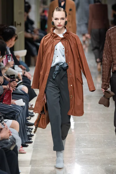 Look 48